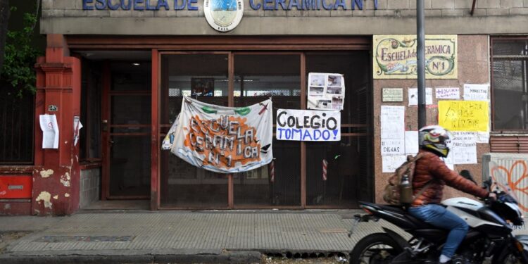 Siguen en conflicto 15 escuelas de  y hay 6 tomadas en CABA.
