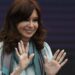 Cristina salió a saludar a los militantes después del atentado de ayer.