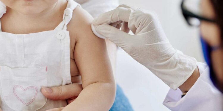 Pediatras advierten que hay bajo volumen de vacunación en niños y que la pandemia no terminó.