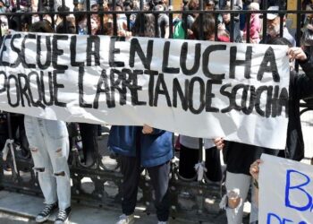 Estudiantes secundarios marchan a la jefatura de Gobierno porteño por la educación pública.