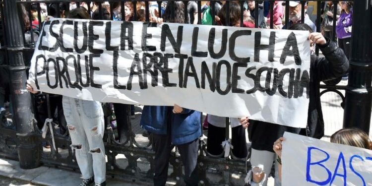 Estudiantes secundarios marchan a la jefatura de Gobierno porteño por la educación pública.