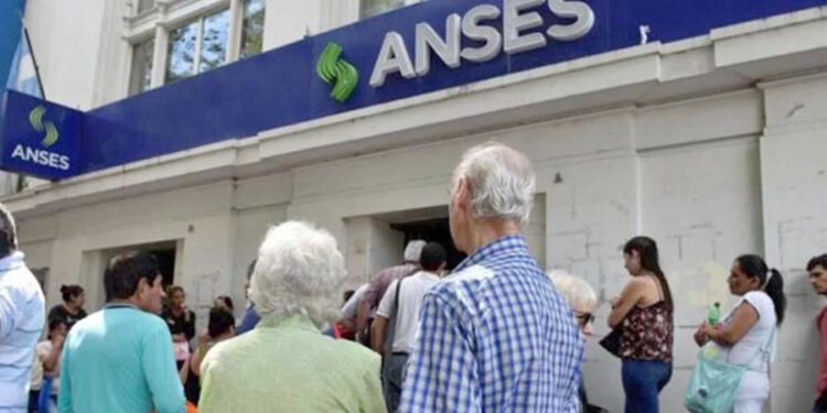 EL PRESIDENTE: Creó por decreto un refuerzo alimentario de 45.000 pesos para adultos sin ingresos.
