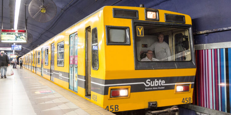 Los trabajadores del subte inician un plan de lucha en demanda de dos francos por la presencia de asbesto.