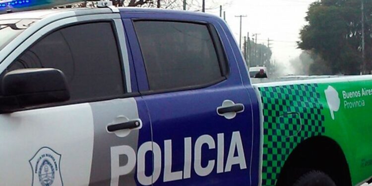 Hombre de 75 años apareció acuchillado y quemado dentro de su casa, que fue incendiada.