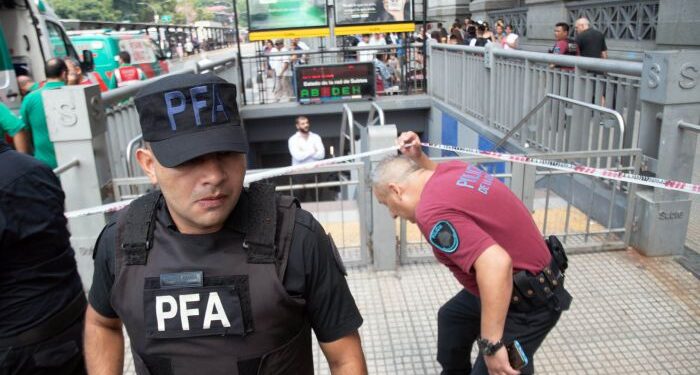 Tiros y pánico en la línea C de subtes: Mataron a una mujer policía.