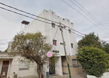 Una mujer murió en un hotel alojamiento y se investiga si fue víctima de femicidio.