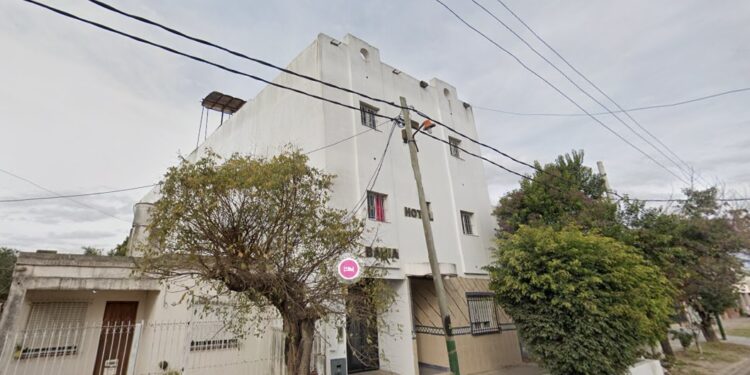 Una mujer murió en un hotel alojamiento y se investiga si fue víctima de femicidio.