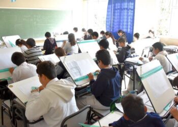 COLEGIOS DARAN UNA HORA MAS DE CLASE.