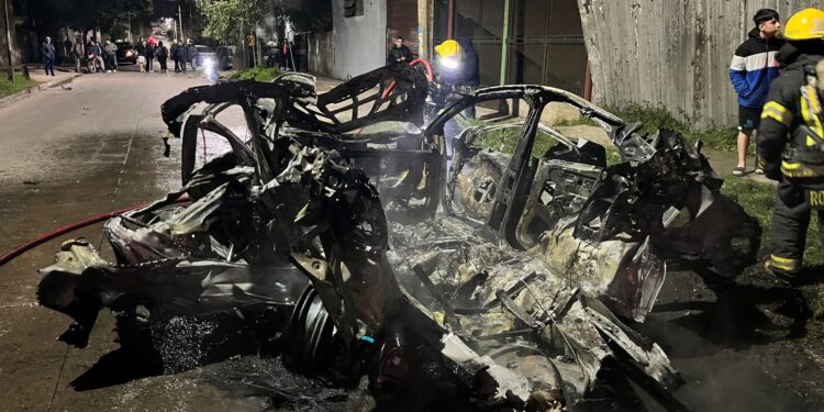 EXPLOTO EL TANQUE DE GAS DE UN AUTO Y SE ESCUCHO A VARIOS KILOMETROS DEL OESTE .