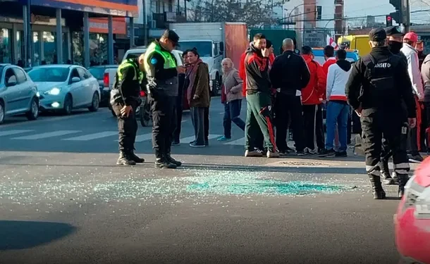 SAN MIGUEL: Dos hinchas de River se cayeron de un micro y golpearon contra el asfalto,  uno estaría grave.