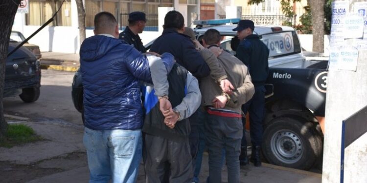 MERLO: DETENIEN A SUSPUESTOS SOSPECHOS DE UN CRIMEN .