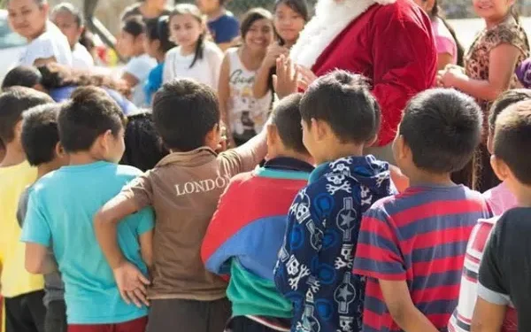 Organizaciones sociales celebran Nochebuena con una cena solidaria en la Plaza del Congreso, para personas en situación de calle.