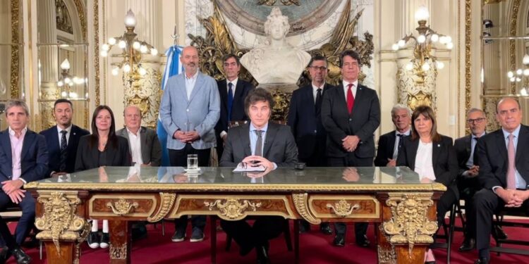 El Gobierno apelará la resolución judicial que suspende por “fallas” la consulta pública por la suba de tarifas para el transporte.