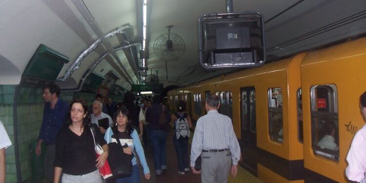 SUBTE SE PODRIA IR A LOS $ 700 MANGOS.