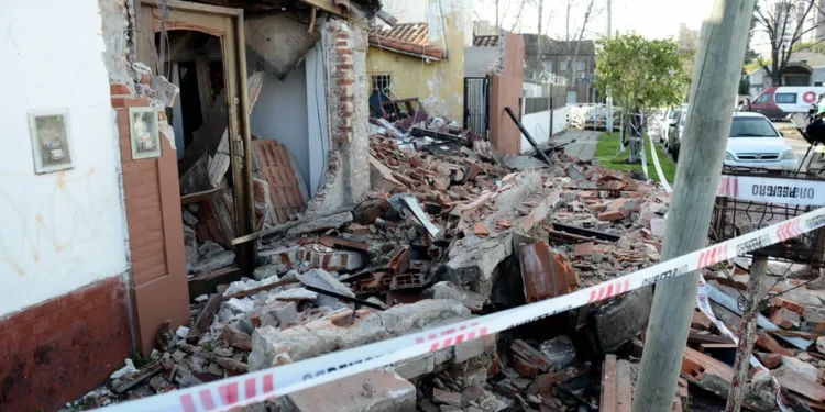 SAN MIGUEL : UN MUERTO Y 4 HERIDOS TRAS EL DERRUMBE DE UNA OBRA .