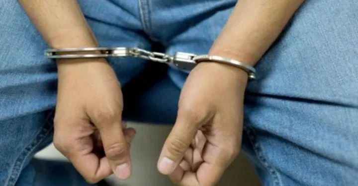 CASTELAR :MATO A SU AMIGO EN UNA PLAZA CON UN ARMA.