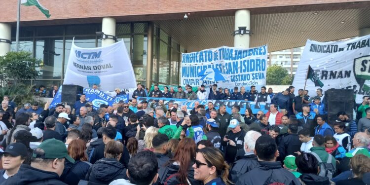Paro de municipales de San Isidro: la FESIMUBO movilizó y realizó un importante acto frente a la Municipalidad.