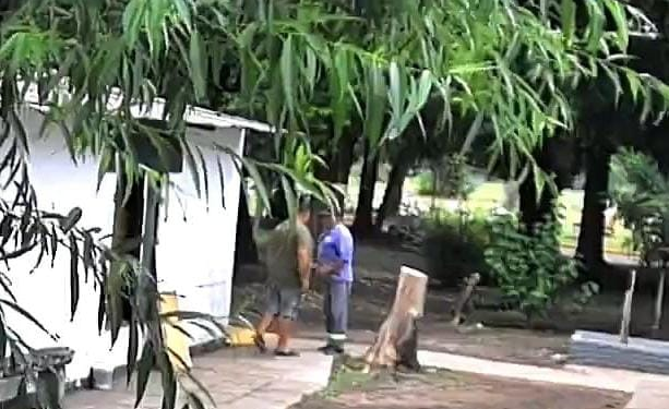 HURLINGHAM: EMPLEADOS DEL CEMENTERIO SE PELEARON POR UNA POLLERA.