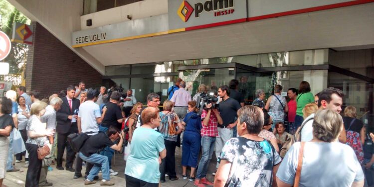 Protestas y largas colas en el PAMI .