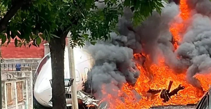ULTIMO MOMENTO: Se despistó un avión en el aeropuerto de San Fernando y chocó contra una casa el piloto y el copiloto fallecieron en el lugar .