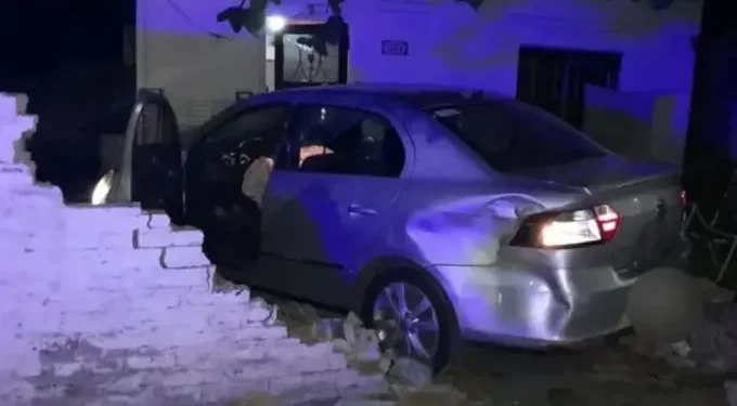 Un auto se incrustó en una casa de José C. Paz después de chocar con dos motochorros.