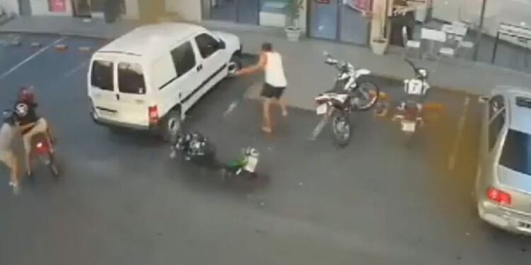 MERLO: FUE A COMPRAR A UNA ESTACION DE SERVICIO  , LE QUISIERON ROBAR LA MOTO Y COMENZARON A LOS TIROS .