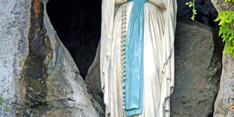 La Iglesia Católica celebra el Día de la Virgen de Lourdes.