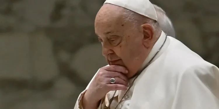 El Papa Francisco pasó una noche tranquila, informó el Vaticano.