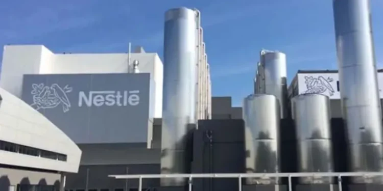Nestlé cierra 30 días una de sus plantas por la caída del consumo.