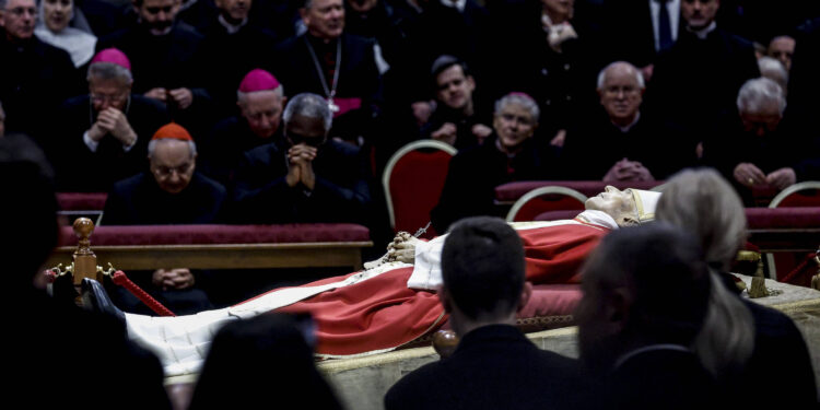 FIELES PUEDEN DESPEDIR AL PAPA DESDE HOY EN LA BASILICA DE ROMA .