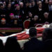 FIELES PUEDEN DESPEDIR AL PAPA DESDE HOY EN LA BASILICA DE ROMA .