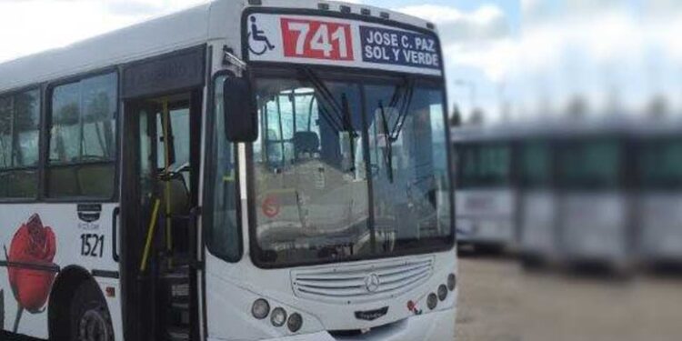 JOSE C PAZ: DUEÑO DE CORRALON DESTRUYO 3 COLECITVOS DE LA LINEA 741.