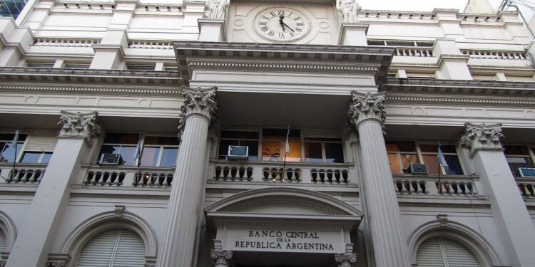 El Banco Central recibió el primer desembolso de 12 mil millones de dólares del FMI.