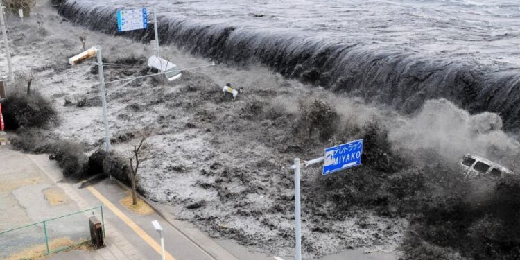 Empiezan a levantar alertas por tsunami tras un terremoto de 8,8 en el Pacífico, pero aún se mantienen para varios países de América Latina.