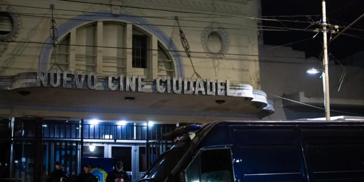 CINE DE CIUDADELA : POLICIA DESBARATO BANDA DE EXPLOTACION SEXUAL.