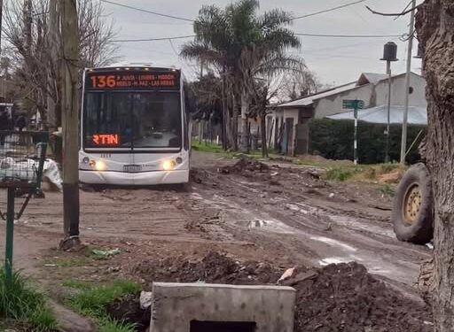 MERLO : COLECTIVO LINEA 136 QUEDO ESTACANDO EN EL BARRO DEL BARRIO MATERA.
