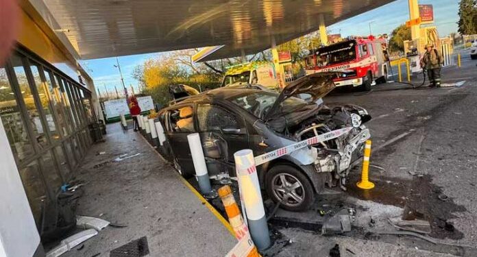 SAN FERNANDO : PERDIO EN CONTOL  DE SU AUTO INGRESO A UNA ESTACION DE SERVICIO , MATO A UNA MUJER .