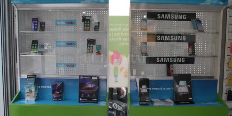 MERLO : ROBO UN CELULAR A UN COMERCIANTE EN PLENA ZONA CENTRICA .