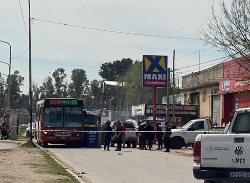 MERLO : COLECTIVO CHOCA A MOTO Y FALLECE  EL CONDUCTOR .