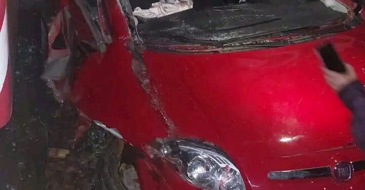 Milagro en Hurlingham: un auto cruzó con las barreras bajas y fue embestido por un tren.
