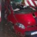Milagro en Hurlingham: un auto cruzó con las barreras bajas y fue embestido por un tren.