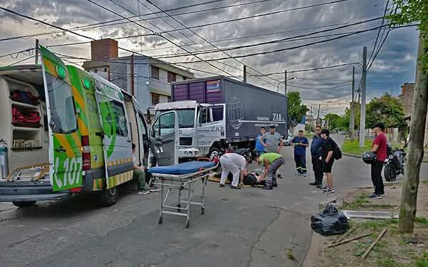 Dos motociclistas heridas tras chocar contra un camión en Loma Hermosa.