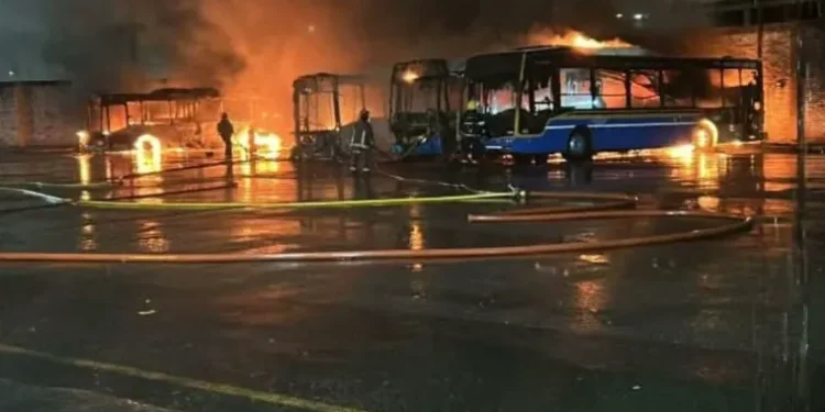 Incendio en la terminal de La Cabaña S.A. en Rafael Castillo: al menos cuatro colectivos destruidos.