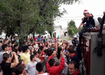 BOMBEROS  DE HURLINGHAM PIDEN COLECTA DE CARAMELOS PARA REYES .