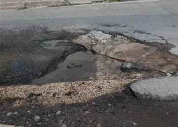 Vecinos de Agustín Ferrari arreglaron su calle ante la falta de respuestas municipales.
