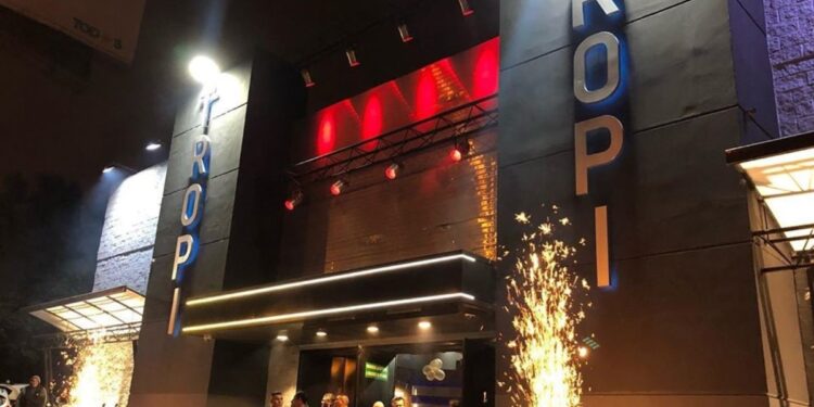 Un joven fue víctima de un violento intento de robo a metros del boliche Tropitango.