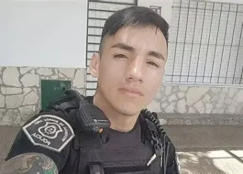 JOSE C PAZ : ROBAN A UN POLICIA .