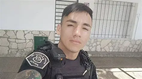 JOSE C PAZ : ROBAN A UN POLICIA .