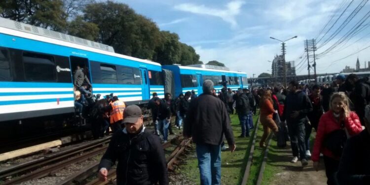 LINIERS: DESCARILLO TREN SARMIENTO .