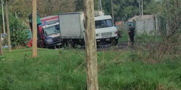 MERLO: CAMION DE AGUA SE QUEDA ATASCADO POR CALLE ROTA .